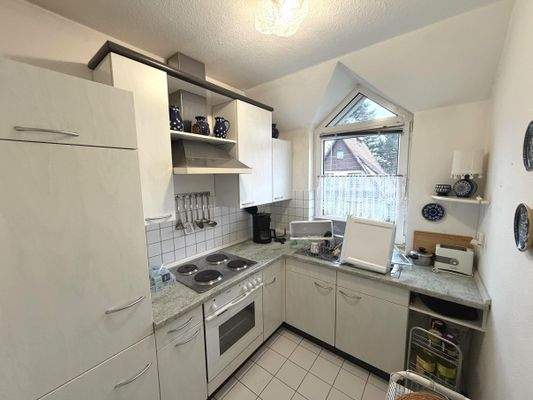 Helle Küche mit Einbauten