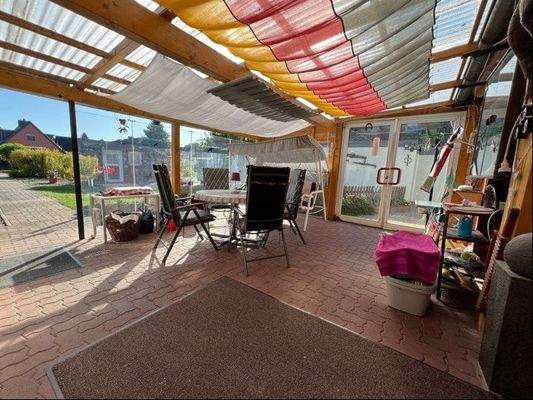 ... zur überdachten Terrasse ...