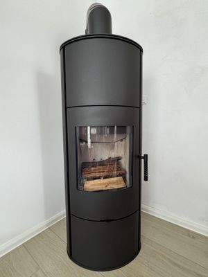 Kamin im gefliesten Wohnzimmer