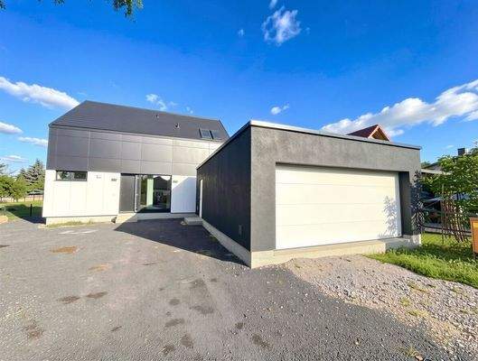 Vorderansicht mit Garage 
