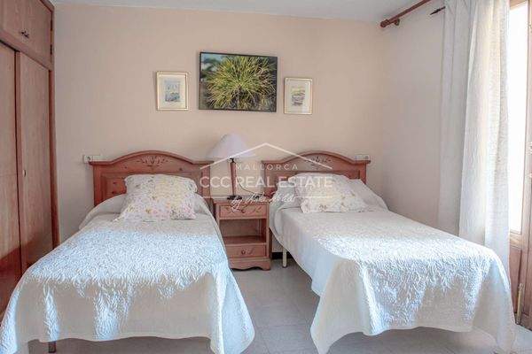 Schlafzimmer mit zwei Einzelbetten im Obergeschoss