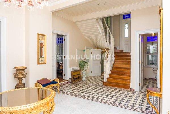 7-Bedroom House with Landscaped Garden in Kadikoy