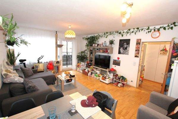 ... Wohnzimmer mit Zugang zum Westbalkon ...