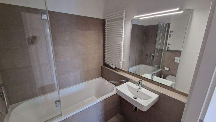 Modernes Bad mit Wanne