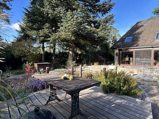 Garten mit Holzterrasse