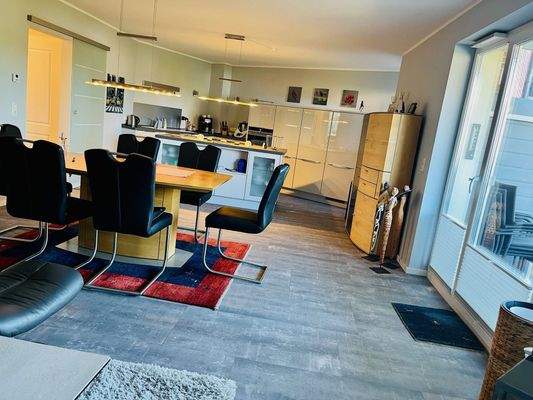 Wohnzimmer mit offener Küche