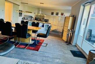 Wohnzimmer mit offener Küche