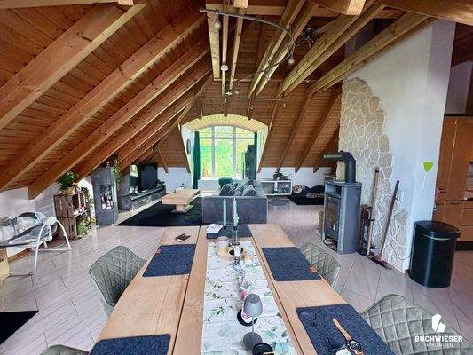 Wohnzimmer mit Sichtdachstuhl