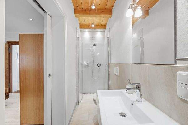 Badezimmer im Erdgeschoss