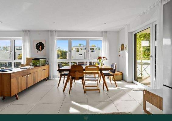 Essbereich mit Zugang zum Balkon