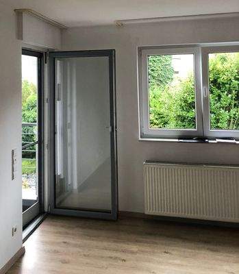 Wohnzimmer mit Zugang zum Balkon