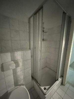 Kleine Dusche mit Fliesen