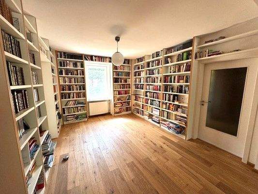  umfangreiche Bibliothek