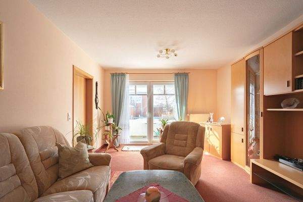 Wohnzimmer mit Balkonzugang 