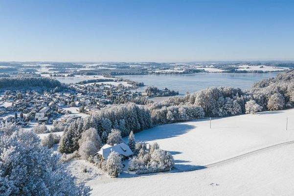 Eingebettet in Natur, mit weitem Blick 