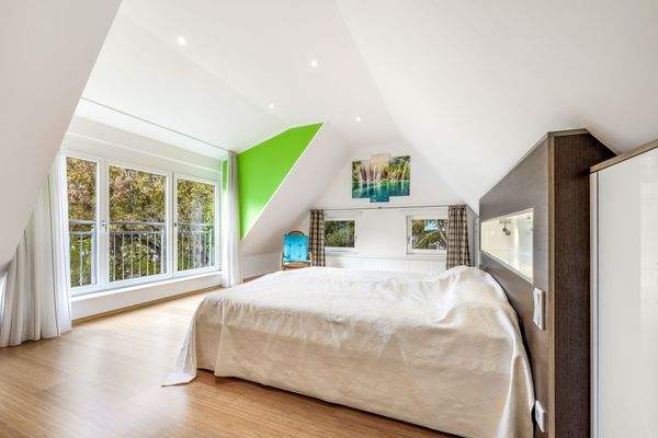 das hell gestaltete Elternschlafzimmer