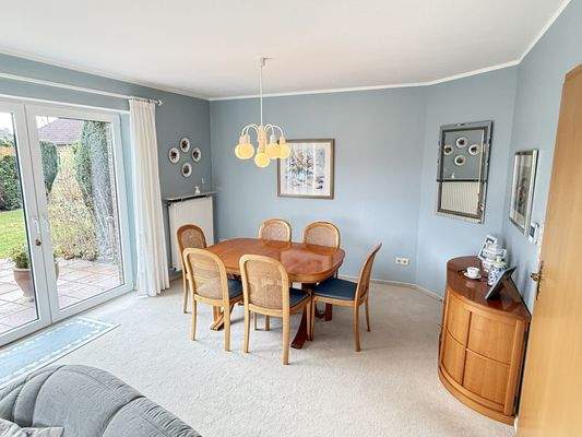 Wohn- und Esszimmer mit Zugang zur Terrasse