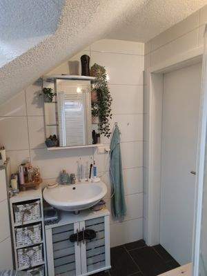 Tageslichtbad mit Wanne und Duschaufsatz