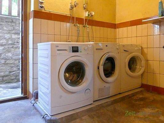 Waschmaschine und Trockner im Keller
