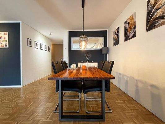 Der Raum ist ideal für einen großen Esstisch für Ihre Lieben und Gäste