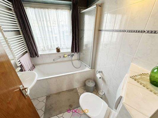 Mod. Badezimmer im Obergeschoss