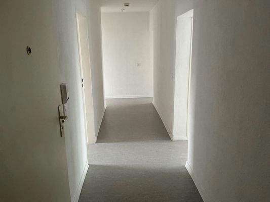 Flur mit grauem PVC-Boden und weißen Wänden