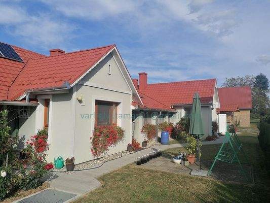 Haus + Nebengebäude