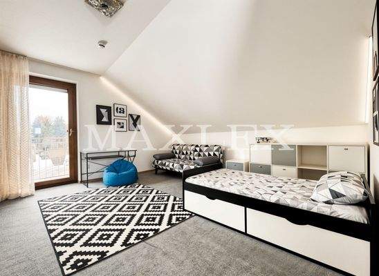 Kind Dachgeschoss (KI generiert)