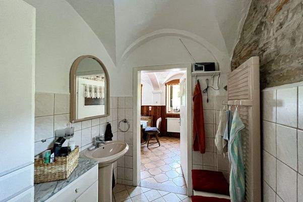 Blick vom Badezimmer in die Küche