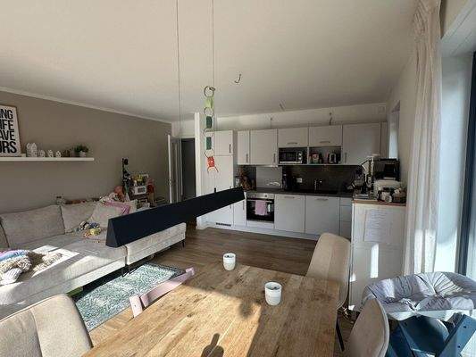 Wohnzimmer mit Essbreich und offener Küche