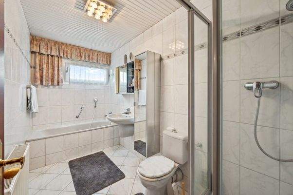 Badezimmer im Erdgeschoss