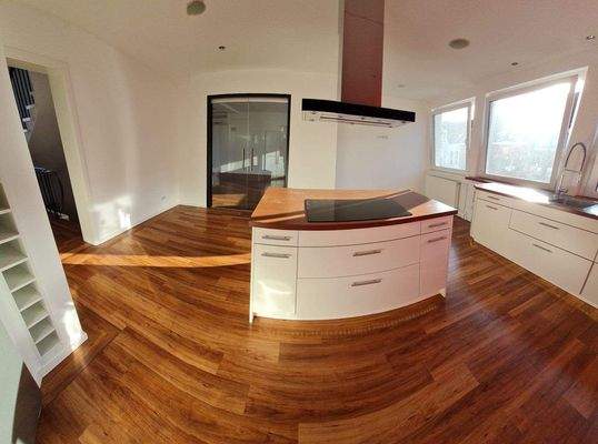 ..mit Kochinsel (2. Wohnungsebene)