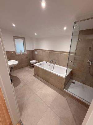 Schönes Tageslichtbad mit Wanne und Dusche