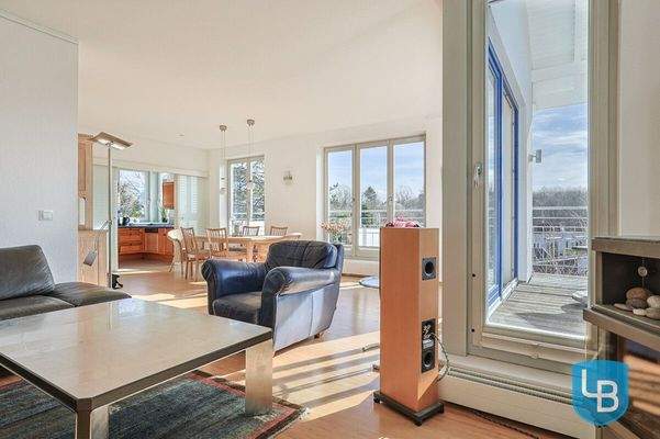 Wohnbereich mit Zugang zur Dachterrasse