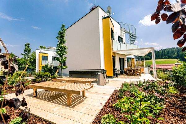 Garten mit Terrasse und Whirlpool