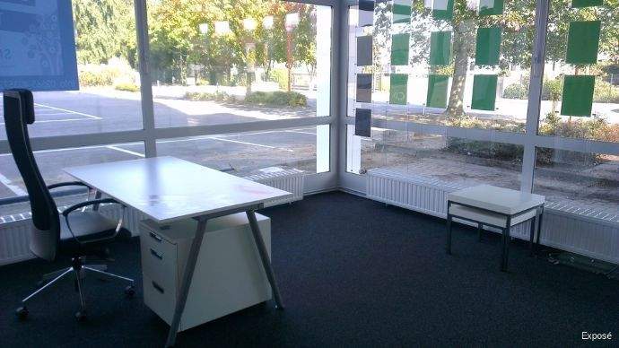 Büro Nr. 3 mit Schaufenster