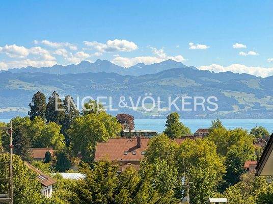 Blick zum Bodensee und zu den Bergen