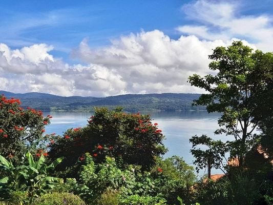 Blick auf den Arenal See