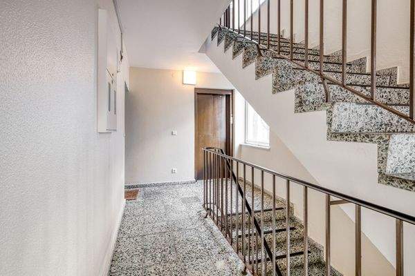 Gepflegtes Treppenhaus mit Personenaufzug