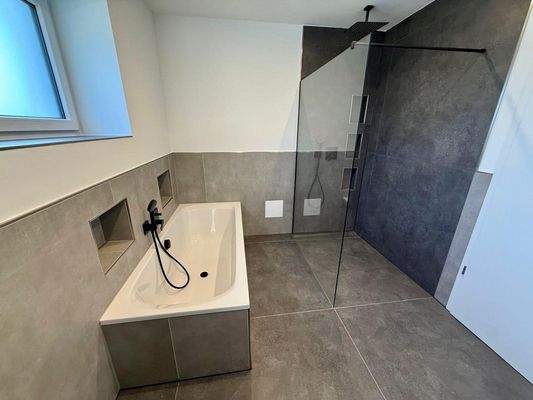 OG: Badezimmer Wanne/Dusche