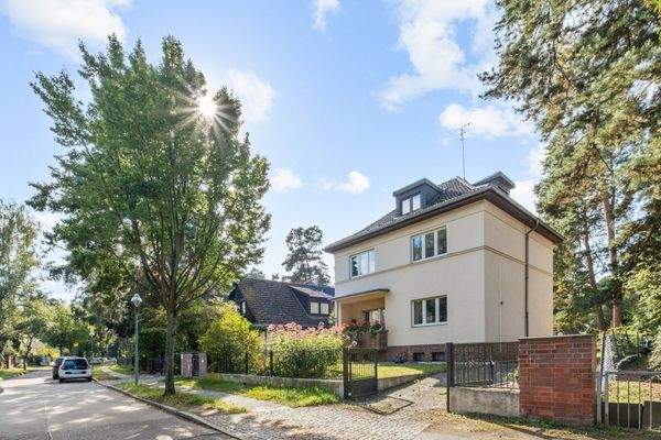 Hausansicht mit Einfahrt zu den Stellplätzen