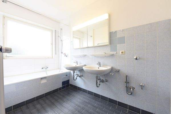 Bad mit Fenster &amp; Wanne