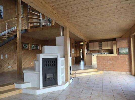 Offener Wohnbereich mit Küche und Kamin