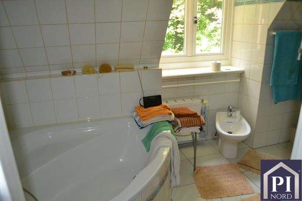 Badezimmer mit Eckwanne