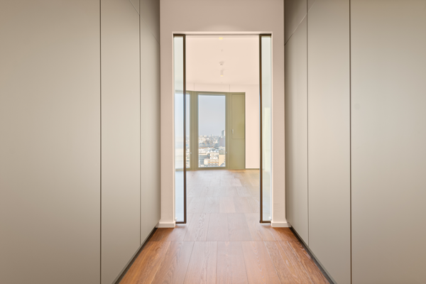 Ankleidebereich mit Zugang zu Master Schlafzimmer