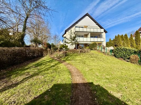 Gartenteil und Hausrückseite