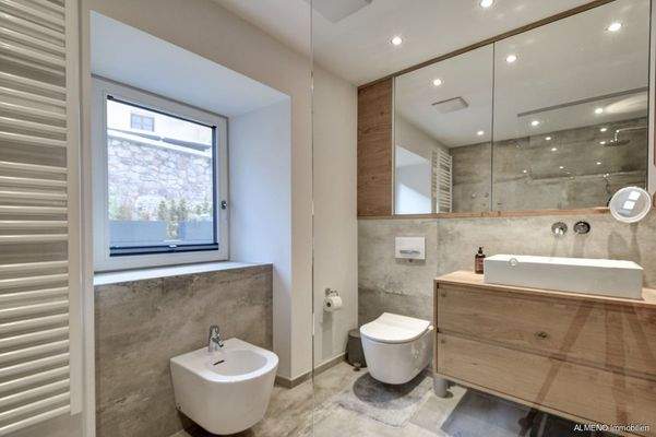 Badezimmer mit fenster 