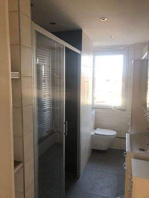 Bad mit Dusche inkl. Badeinbaumöbel