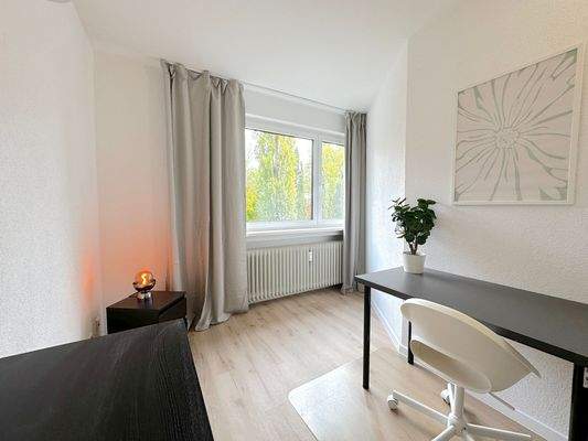 Helles Homeoffice-Zimmer