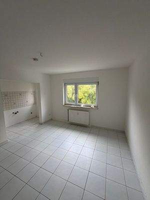 Helles Wohnzimmer mit Fliesen